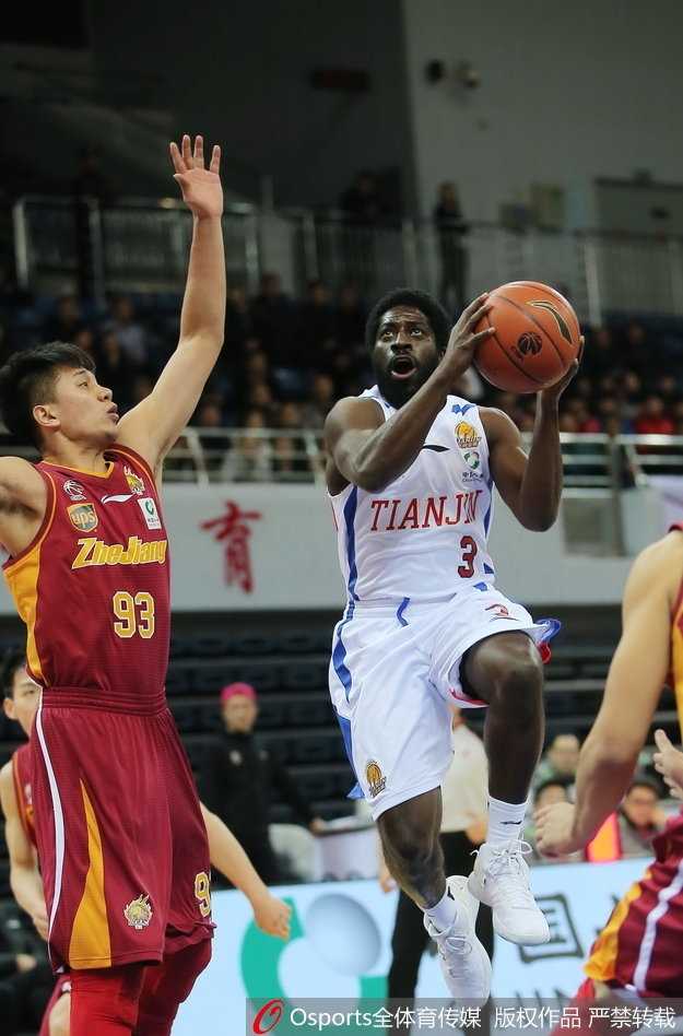 比赛结束后，失落的天津队球员默默走向更衣室，背景是浙江队球员庆祝胜利的欢呼场景，形成鲜明对比。