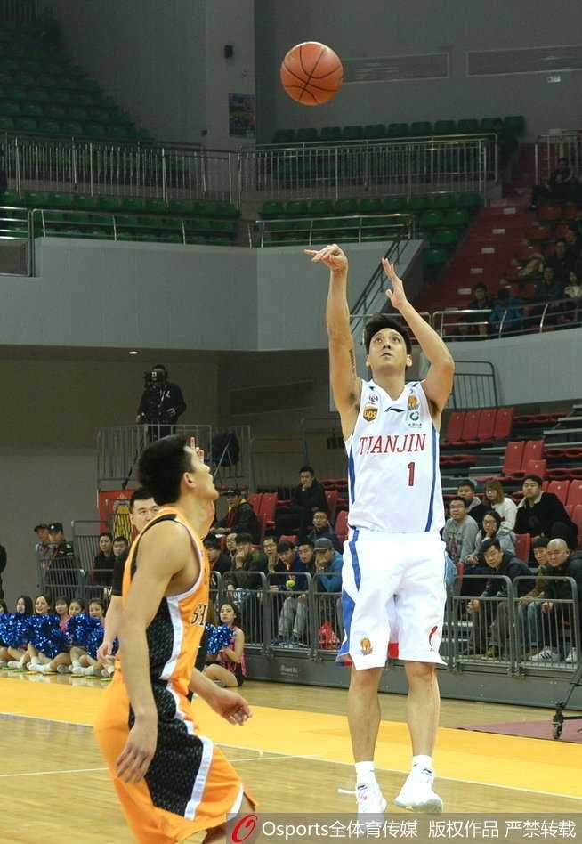 杰特犹如一道闪电划破山西队的防线，他嘴角紧咬衣领，面对防守者的拉拽依然强行上篮，眼中写满了对胜利的渴望。