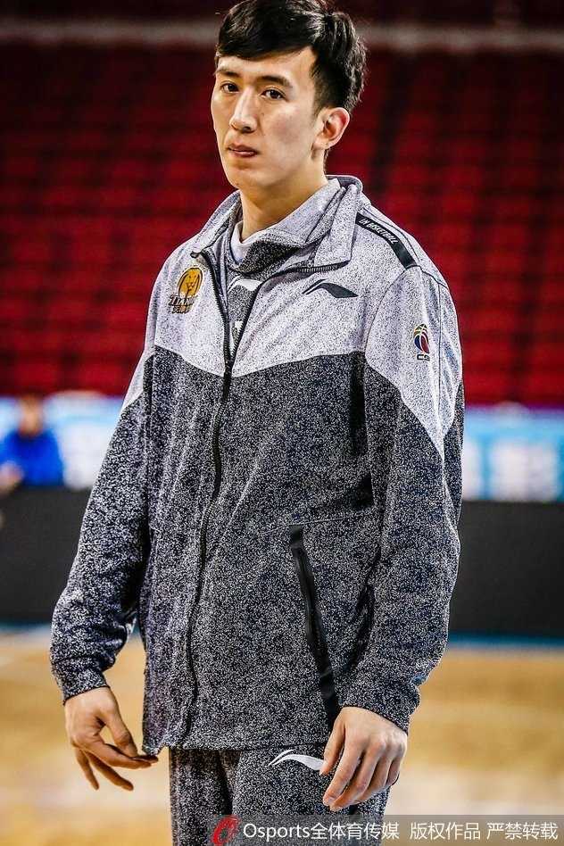 威廉姆斯在训练馆中神情专注，散乱的发辫随着运球的节奏轻轻晃动，眼神中透露出对新征程的渴望。