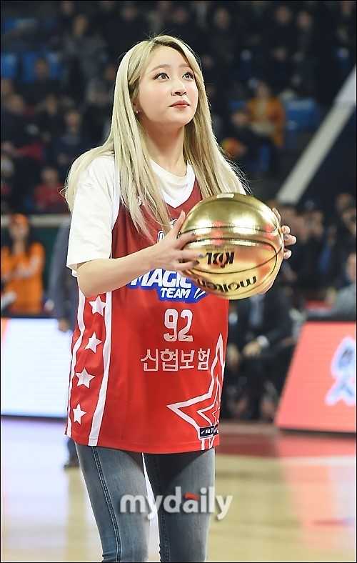 镜头特写中，Hani扎着高马尾，侧身对镜头露出明媚的微笑，立体的五官在球场灯光的照射下显得格外精致，兼具了运动少女的活力与偶像明星的光彩。