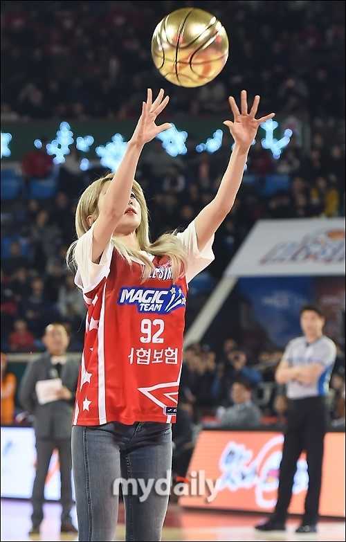 正花在舞台上展现灵动舞姿，她扎着俏皮的丸子头，眼神专注地随着音乐律动，修长的身材与干净的舞蹈线条，在球场地板上投下优雅的影子。