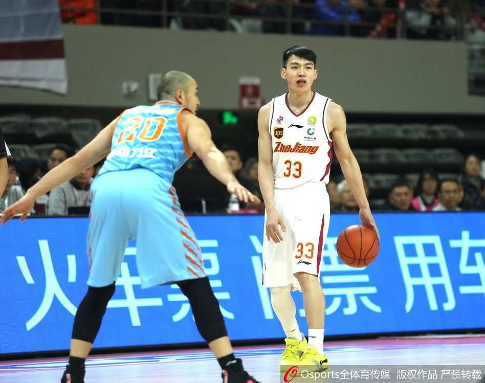 终场哨响瞬间，浙江主场球迷集体起立挥舞充气棒，脸上洋溢着胜利的喜悦