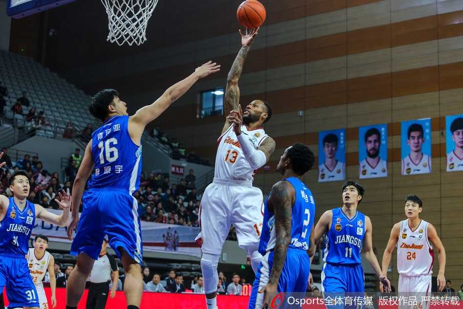 浙江队本土核心吴前在三分线外果断出手，本场他贡献12分7篮板5助攻的全面数据，是威姆斯身边最得力的帮手。