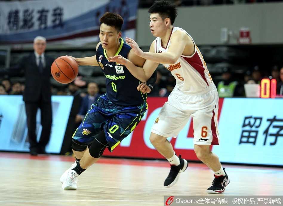 浙江外援威姆斯快速持球推进反击，广东队周鹏在身后紧追不舍，两人在罚球线附近即将发生身体对抗。