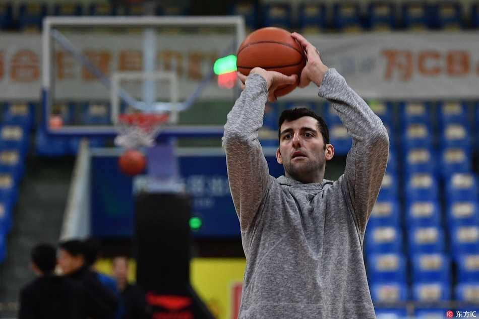 林志杰带领锋线群进行投篮训练，篮球在空中划出优美弧线，身后赵岩昊等小将正全神贯注地模仿学习。