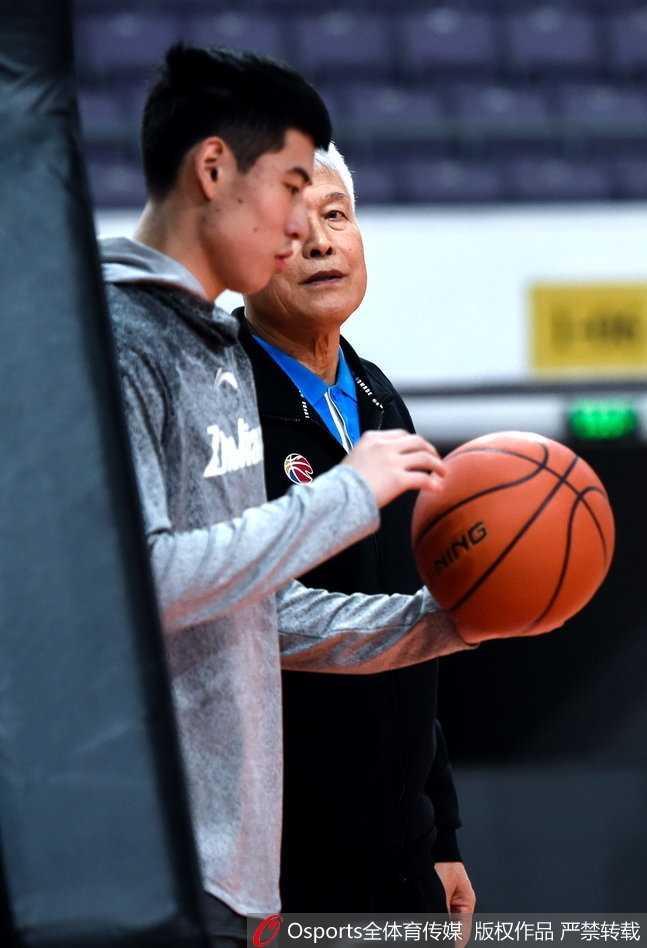 斯托克斯在训练间隙双手撑膝大口喘气，汗珠顺着发梢滴落在地板上，他的眼神望向远方，透着一丝复杂的情绪，或许他也知道，自己在杭州的日子已进入倒计时。