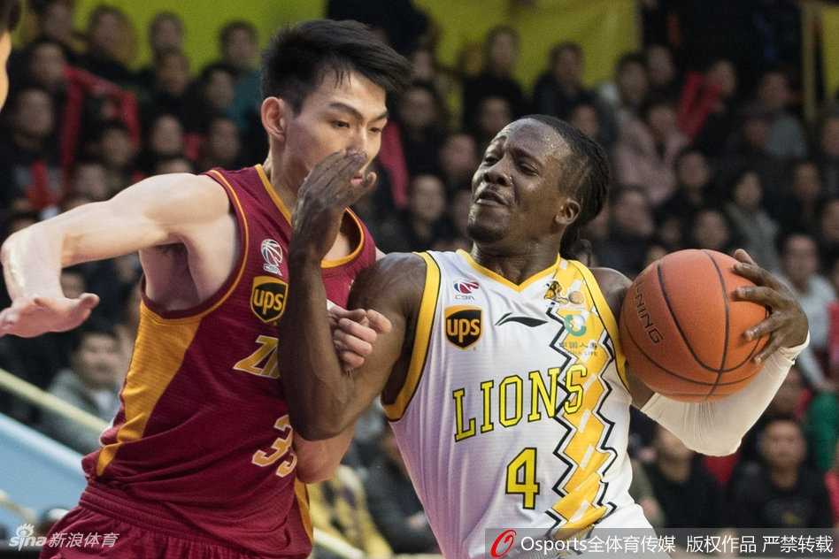 李春江场边激情指挥，手势明确传递战术意图