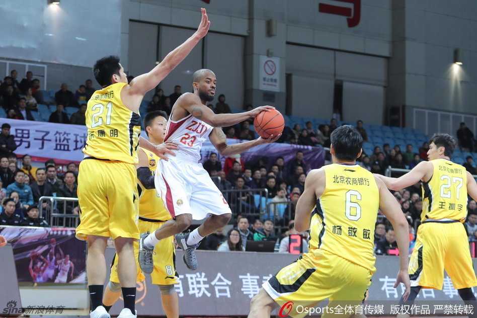 刘晓宇运球加速突破，他压低重心如离弦之箭般掠过防守队员，眼神坚定地望向篮筐。