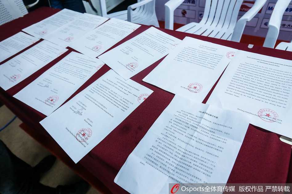 斯托克斯在比赛中带球突破，面对防守者面露不屑，但此刻的他更多时候选择在场下用各种荒唐理由逃避对抗