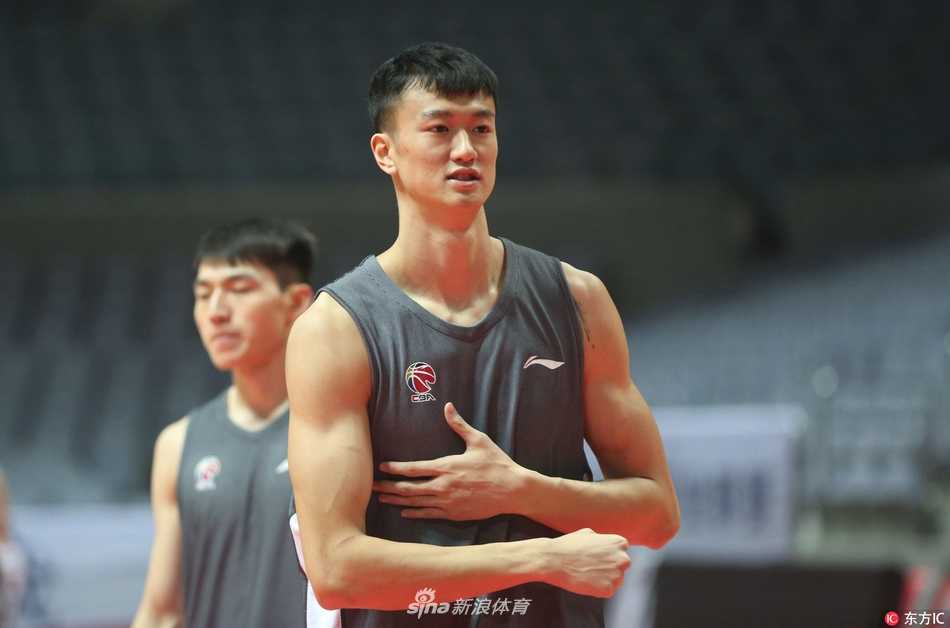 新援威姆斯在快攻中高高跃起，身体舒展如同展翅雄鹰，准备以一记势大力沉的劈扣点燃全场。