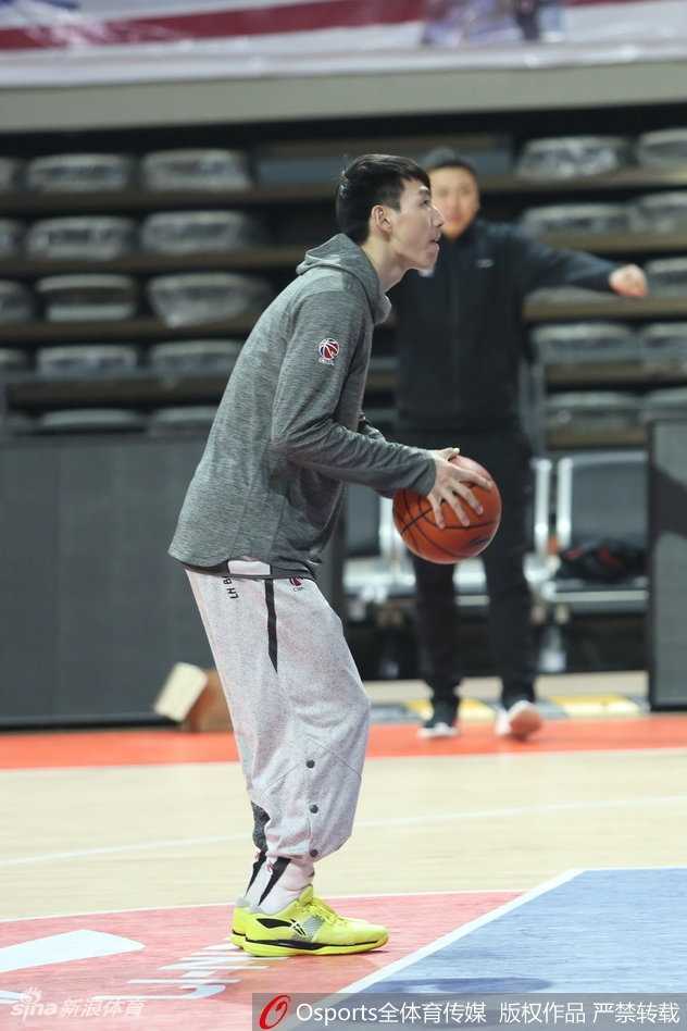 训练结束后，浙江男篮全体将士紧紧围成一圈，手臂交错，齐声呐喊，那股昂扬的斗志仿佛要冲破屋顶