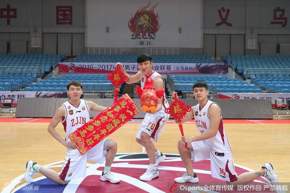 布朗、沃伦与赖俊豪勾肩搭背组成‘三角攻势’，三人同时伸出剪刀手，喜感十足