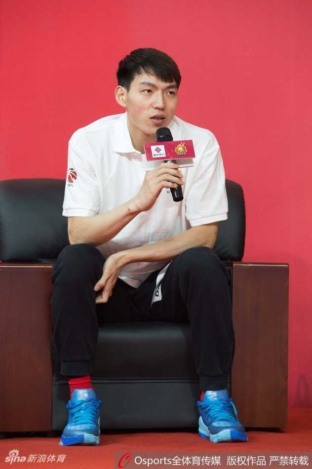 备受瞩目的混血新秀惠龙儿在见面会上展示球技，被誉为“香港邓肯”的他，将用自己扎实的内线技术为浙江队保驾护航。