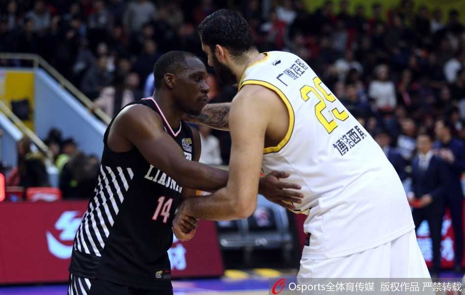 广厦队“野兽”林志杰在失去平衡的情况下，依然凭借超强的核心力量将球抛向篮筐，他的拼搏精神是广厦队紧咬比分的关键。