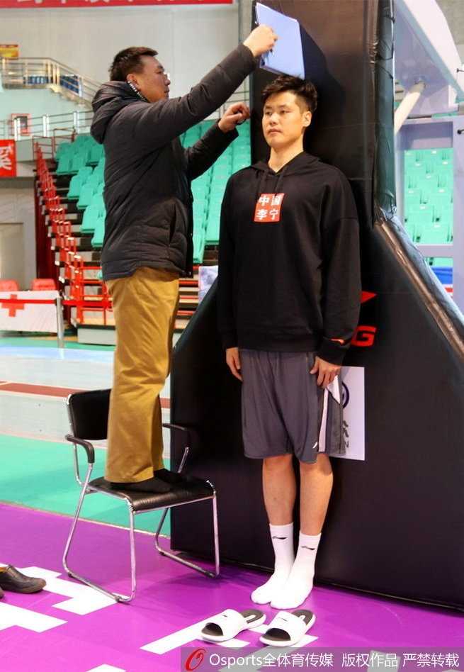 眼神坚毅的贺天举跳起投篮，仿佛要将一年的等待都化作进球的力量