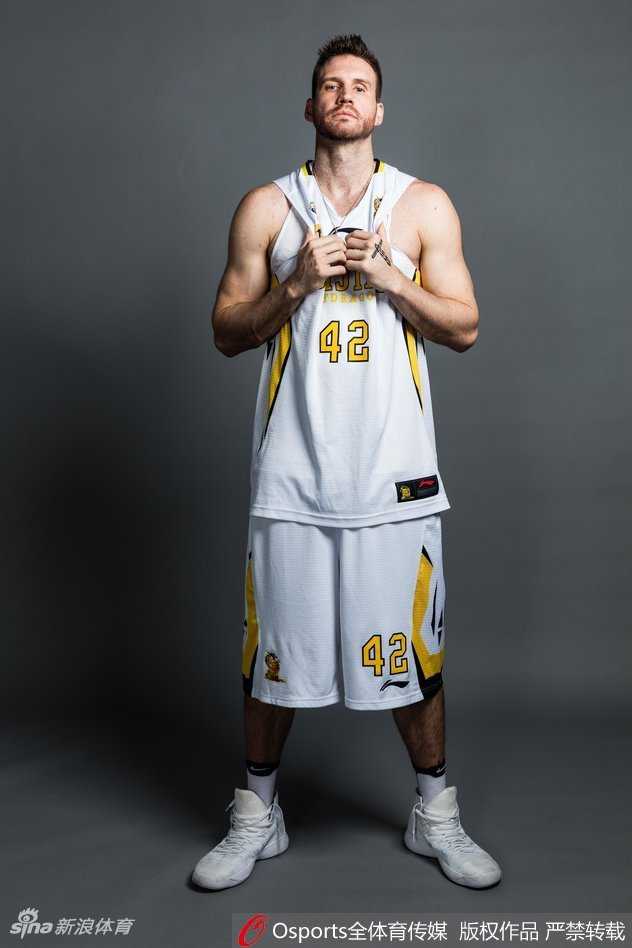 兰多夫身着北控队红色战袍，目光如炬地凝视前方，仿佛即将踏入战场，充满了对胜利的渴望。