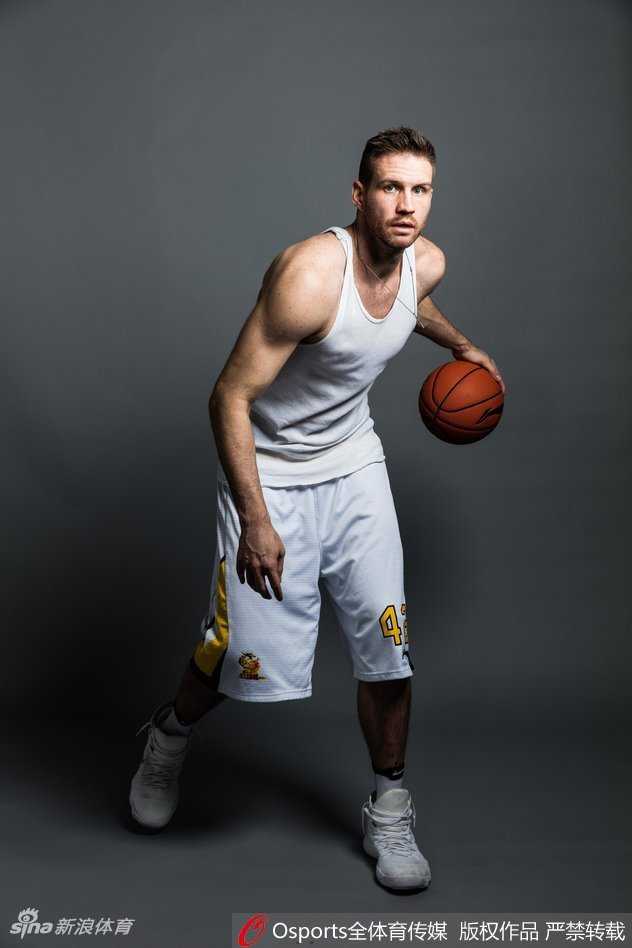 赛场上，兰多夫在对方多名球员的围堵下依然强行起跳投篮，表情坚毅，展现了其强悍的内线攻击力。