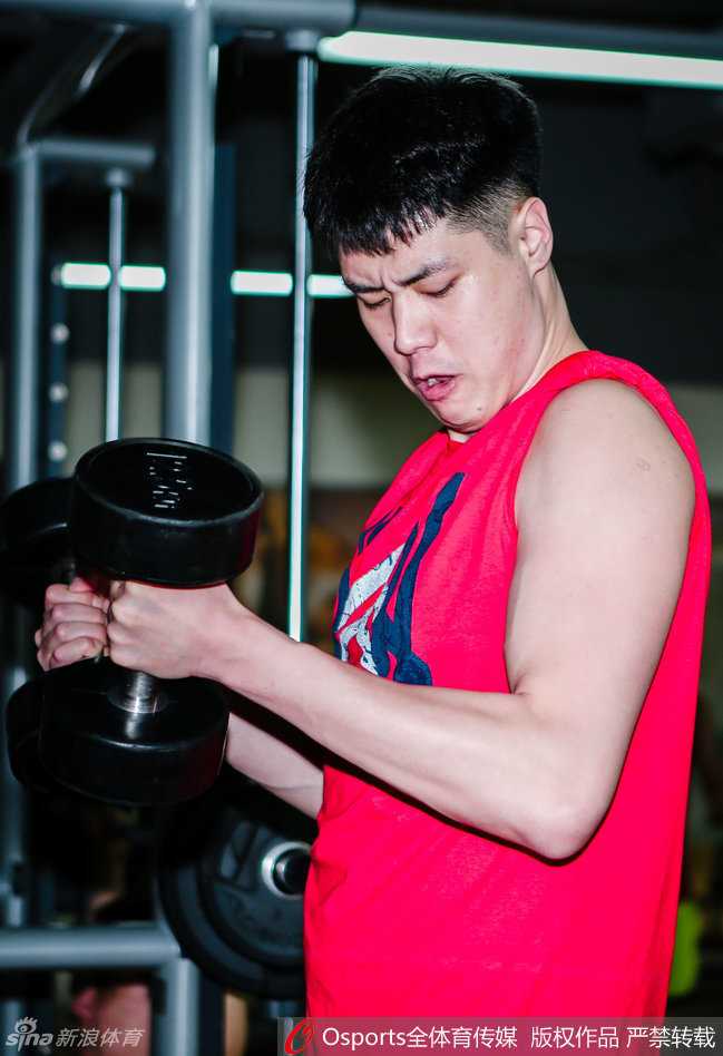 坚持的力量，贺天举在进行上肢力量训练，即便下肢受伤无法发力，他也没有放松对自己身体其他部分的严格要求。