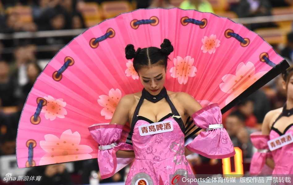 队员们在场上摆出战斗姿态，红色丝带缠绕手臂恰似混天绫，眼神凌厉又不失娇媚，将哪吒的英气和少女的俏皮融于一身