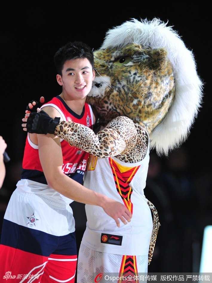 于德豪在技巧赛决赛中全力冲刺，他的眼神坚定，绕过障碍物的瞬间身体舒展，仿佛一道橙色的闪电划破球场。