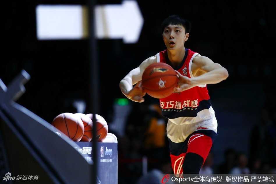 夺冠后的于德豪与场边观众互动，他高举双手鼓掌致谢，脸上洋溢着幸福的笑容，身后的深圳主场球迷看台一片欢腾，共同庆祝这属于主场的一夜。