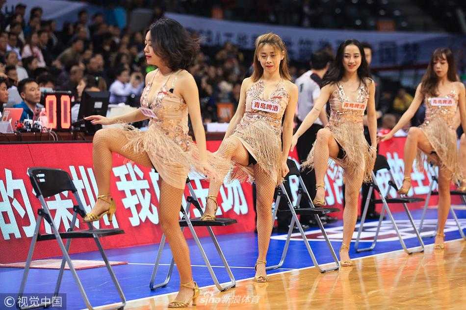 宝贝们变换队形，将椅子摆成斜线，集体向后仰身展示优美曲线，动作整齐划一，仿佛在坚硬的金属上开出了柔软的花朵。