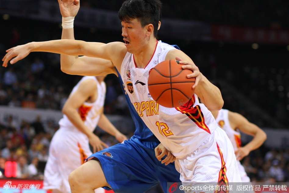 深圳外援萨林杰在四川队内线多人围堵下，依然强硬起跳，单手将球劈入篮筐，展现出绝对的篮下统治力。