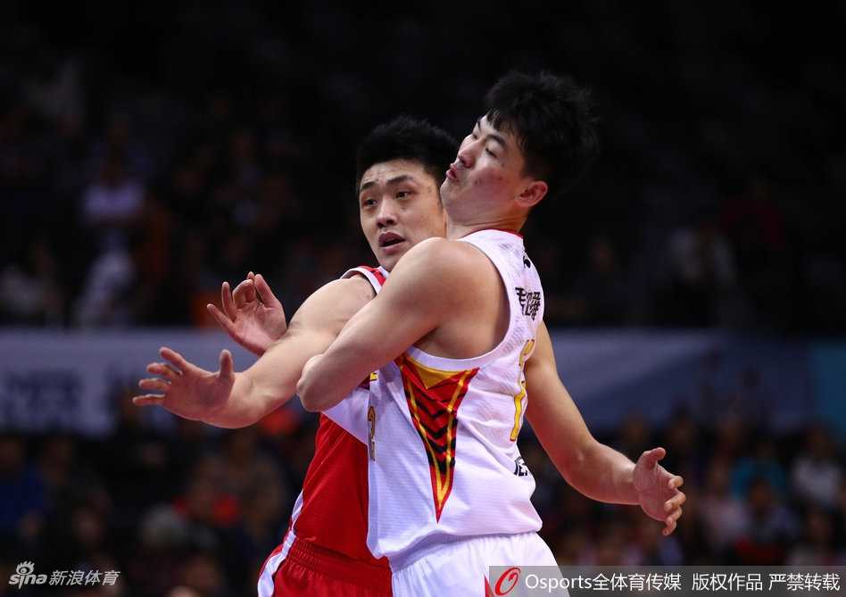 于德豪与对方外援在边线激烈缠斗，两人肌肉紧绷，眼中喷薄着对胜利的渴望，汗水在灯光下闪烁，这是季后赛独有的强硬对抗。