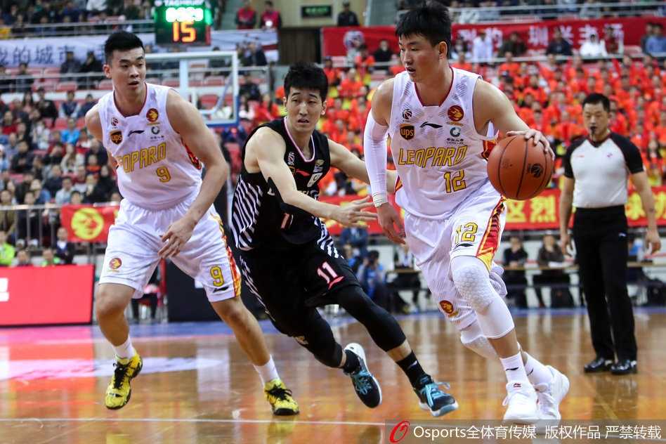 辽宁核心郭艾伦在深圳队严防下强行突破，他手中的篮球仿佛与身体融为一体，试图在铜墙铁壁中撕开一道裂缝。