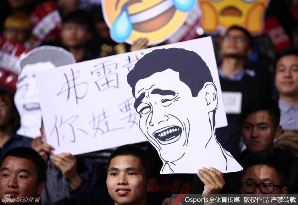 一位身穿深圳队球衣的男球迷举起手中的助威牌，上面用醒目的字体写着‘深圳烈豹 碉堡了’，简单粗暴地表达了对主队战斗力的自豪与赞叹。