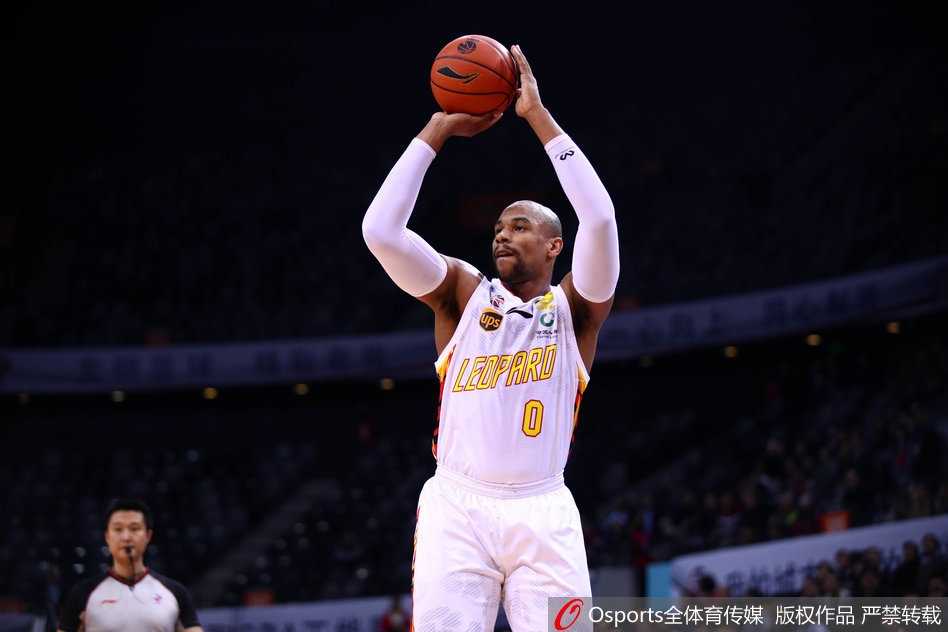 深圳新援莱斯控球观察队友跑位，准备发动快攻，展现出优秀的组织视野