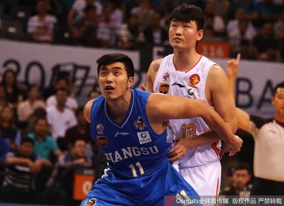 深圳射手顾全外线发炮瞬间，篮球划过指尖，一道美丽的弧线直坠网窝