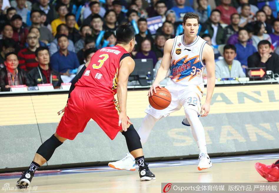 上海队核心刘晓宇在拼抢中痛苦倒地，手捂受伤的脚踝，身旁的队友神情焦急，这一幕牵动着所有球迷的心。