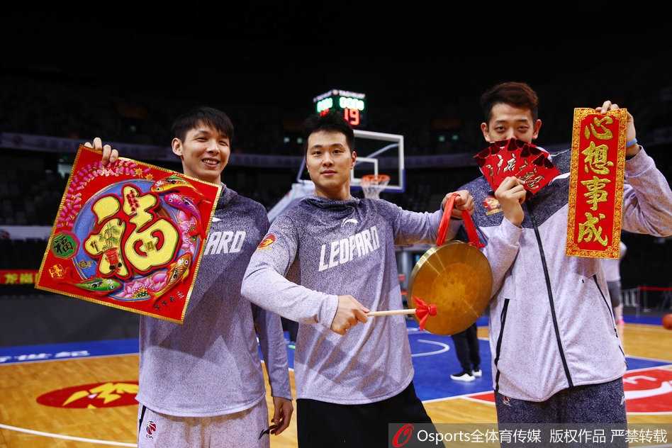 身穿深圳男篮训练服的球员们围聚在一起，大家手拿象征着吉祥如意的中国结和红灯笼，脸上洋溢着灿烂的笑容，更衣室里弥漫着亲如兄弟般的温馨与欢乐。