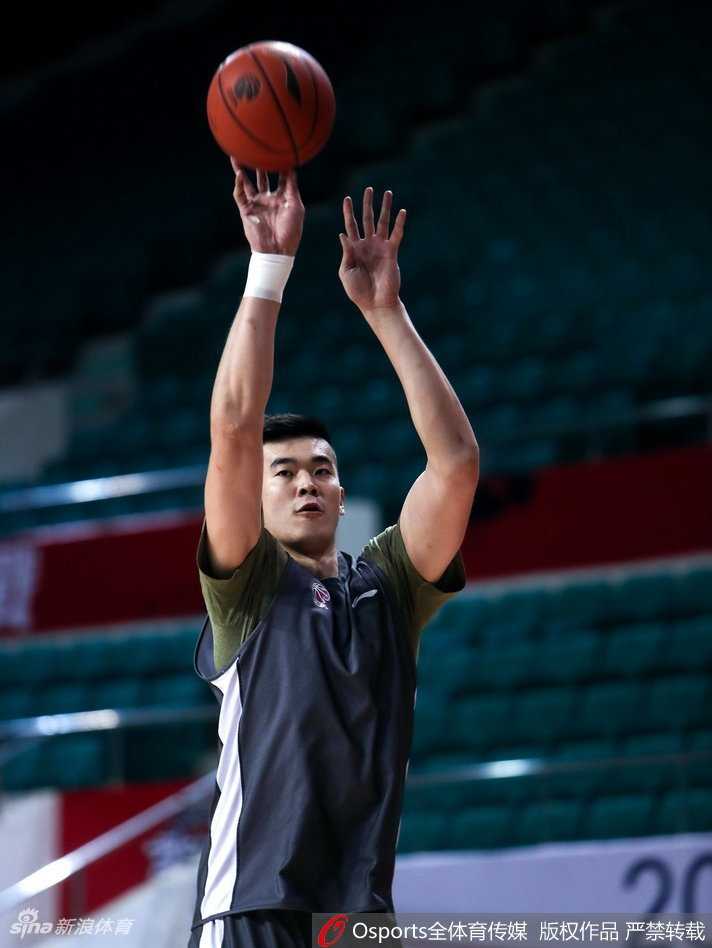 深圳烈豹将士们正在场边聚精会神地聆听主教练吴庆龙的战术部署，眼神中充满了对胜利的渴望与坚定。