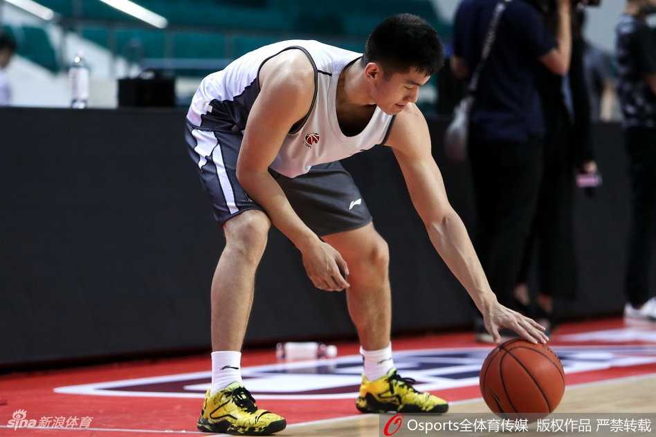 外援萨林杰在力量房挥汗如雨，强壮的体魄是他统治内线、拼抢每一个关键篮板的资本。