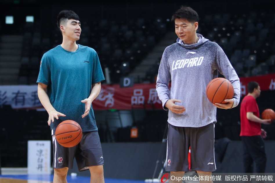 深圳男篮队员们围成一圈，在教练组的指挥下高喊加油鼓劲，眼神中透露出对胜利的渴望与坚定。