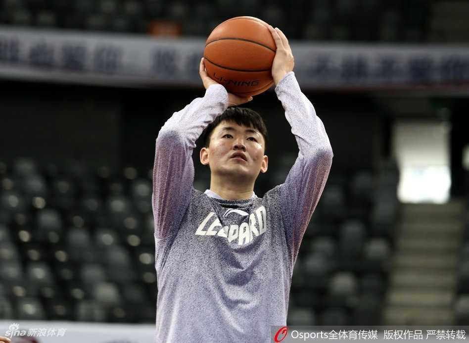 李慕豪在篮下练习勾手投篮，他高高跃起，长臂舒展，展现出亚洲顶级内线的身体天赋，在他身后是静静等待的篮球和即将到来的季后赛挑战。