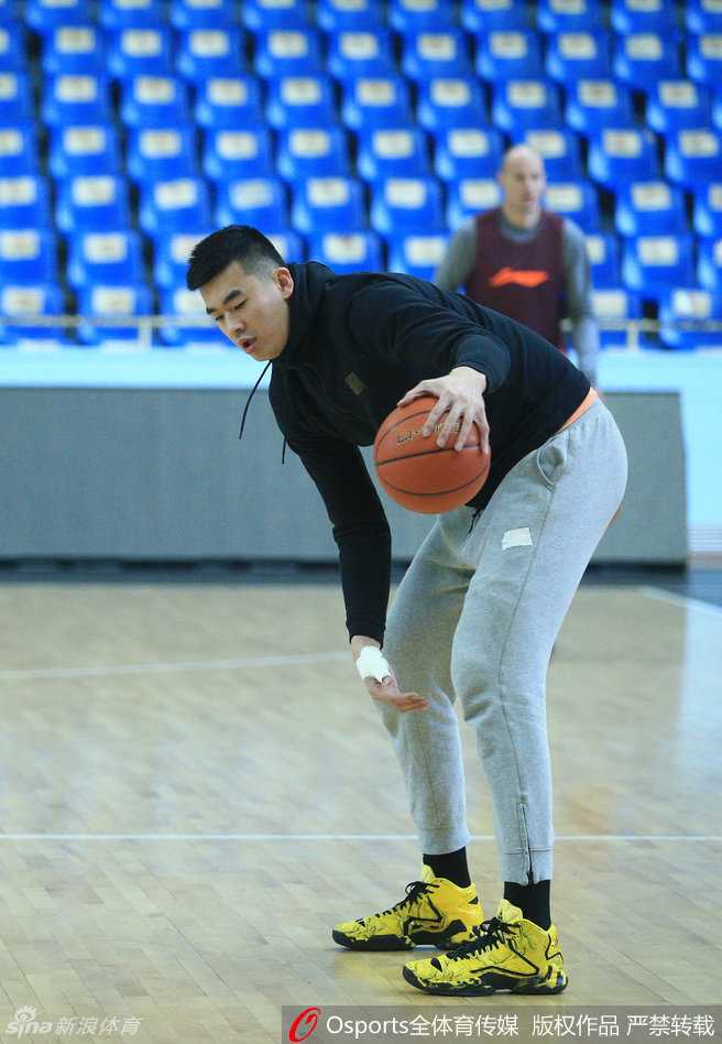 经过手术康复后的李慕豪在训练中毫无保留，他在内线要位、强打，展现出了极强的进攻欲望和良好的身体状态。