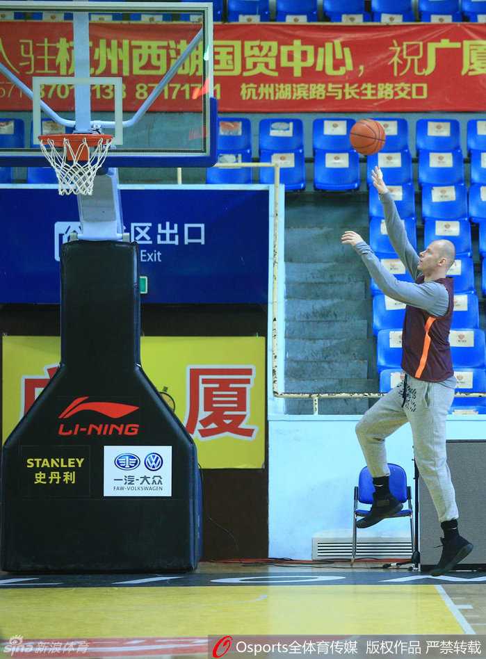 年轻的沈梓捷展现出了极佳的身体素质，他在篮下单手将球挑向篮筐，每一个动作都预示着深圳内线未来的高度。