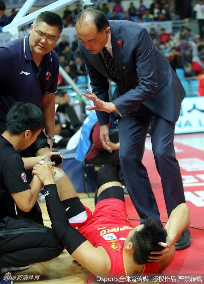 在对手主场明亮的灯光下，深圳队队友迅速蹲下身，小心翼翼地将膝盖受伤无法行走的孟铎背起，准备离场治疗。
