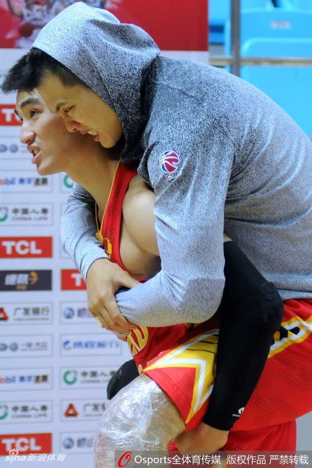 被背下场的孟铎紧紧搂住队友的肩膀，低垂的头和紧绑的护膝透露出伤痛的折磨，但队友坚实的臂膀给了他此刻最需要的支撑。