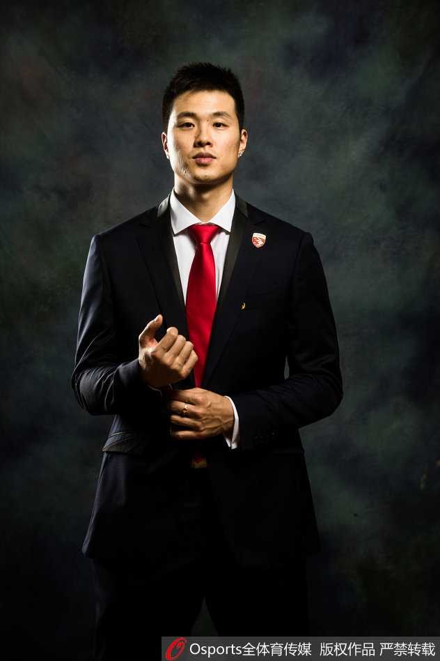 小将白昊天在训练馆挥汗如雨间隙被抓拍，汗水浸湿的头发下眼神坚定，青春荷尔蒙爆棚展现新生代力量