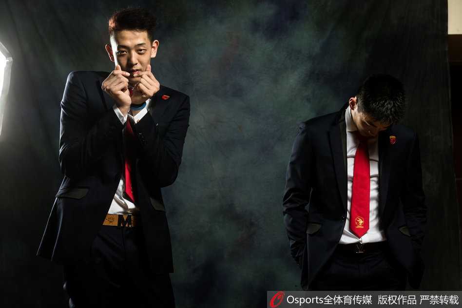 李慕豪身穿深色运动套装，依靠在窗边，修长的身材比例尽显模特天赋，目光凝视远方充满故事感