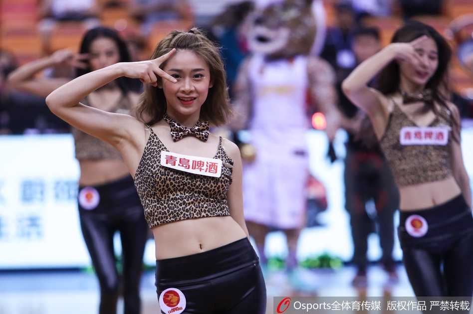 表演结束后，篮球宝贝们向观众致意，她们的脸上带着运动后的绯红和满足的微笑，感谢现场球迷的掌声与支持。