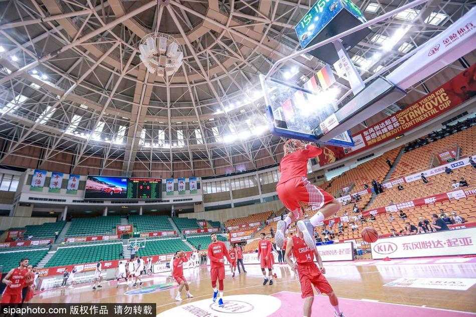 克罗地亚球员在训练间隙进行拉伸放松，肌肉线条分明的背影与场馆内的克罗地亚国旗交相辉映。尽管只是赛前练习，但他们认真的神态仿佛已经在脑海中预演了无数次与德国队的激烈交锋。