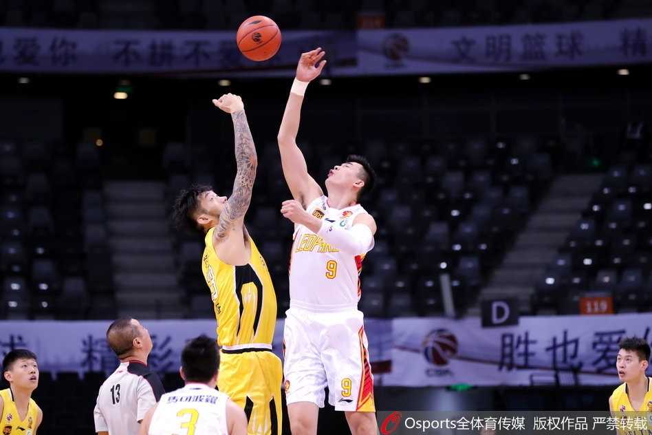 北控外援兰多夫在内线强硬背打，肌肉碰撞的瞬间仿佛能听到战鼓擂动，他用标志性的转身跳投为球队艰难取分。