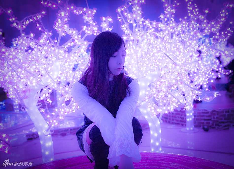 光影交错间，她回眸凝视，眼神妩媚动人，清丽中带着一丝成熟的魅力，定格了最动人的瞬间