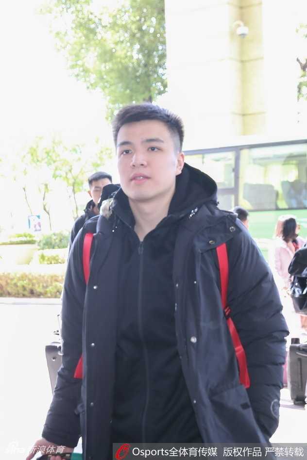 幾名隊員圍坐在酒店大堂的沙發上，其中一人正低頭仔細閱讀賽事手冊，仿佛要從字裡行間提前窺探職業聯賽的奧秘。