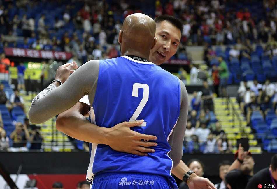 场边的易建联目光柔和，他与身穿便装的姚明并肩而坐，两人视线投向场内激烈拼抢的后辈，偶尔低头耳语交流，神情轻松中带着一丝老将对篮球的深邃眷恋。